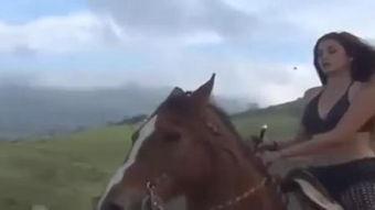 奶牛美女在线观看,一场别开生面的视觉盛宴